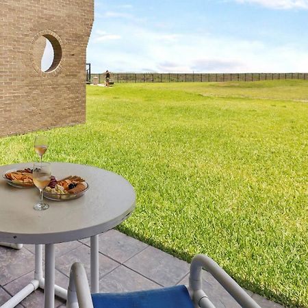 Ground Floor Beachfront Beauty! Steps To The Beach And Pool South Padre Island Room photo