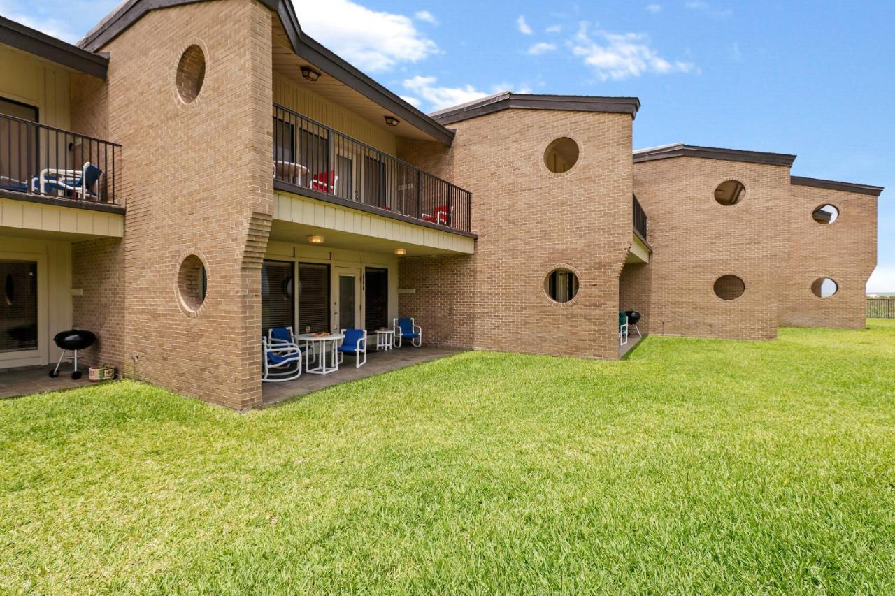 Ground Floor Beachfront Beauty! Steps To The Beach And Pool South Padre Island Exterior photo